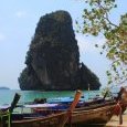 Long-Tail boats à Pra Nang Beach devant Happy (...)