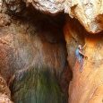 Laurence dans la Grotte du Capélan