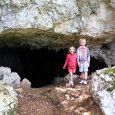Princess Sarah et Timothée devant la grotte de (...)